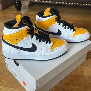 Womans Air Jordan 1 Mid